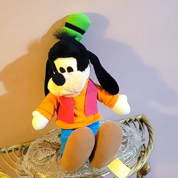 WALT DISNEY 16” GOOFY Plush Doll - Picture 1 of 3
